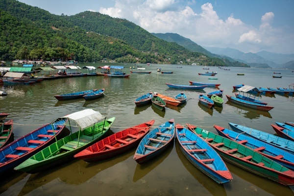 Typische Boote auf dem Phewa-See in Pokhara, Nepal