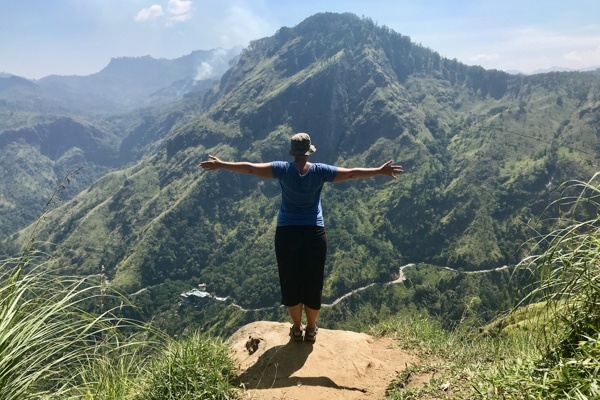 Julia genießt die Aussicht auf dem Little Adam’s Peak in Ella, Sri Lanka