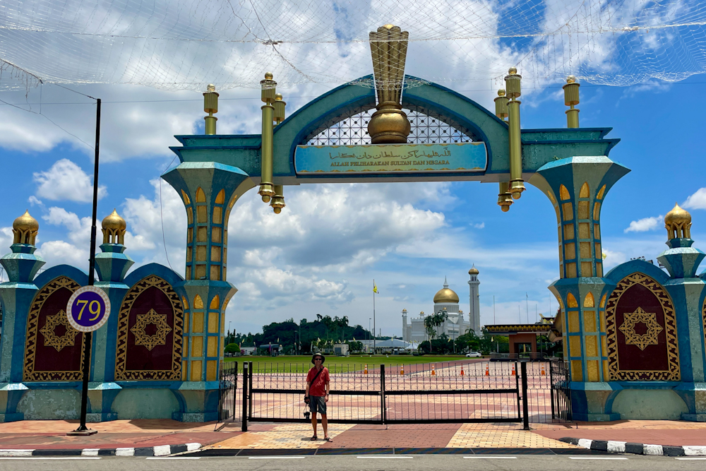 Der Eingang zum Taman Haji Sir Muda Omar 'Ali Saifuddien und in der Ferne die Moschee Sultan Omar Ali Saifuddien, Brunei 