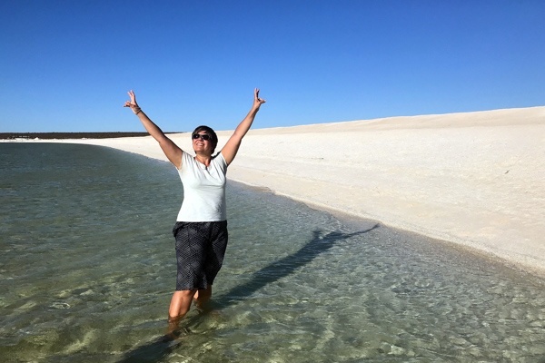 Julia am Shell Beach in der Nähe der Shark Bay, Westaustralien