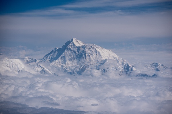 Blick aus dem Flugzeug auf den Mount Everest im Himalaya auf dem Weg nach Bhutan