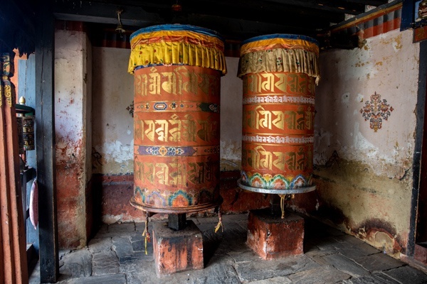 Große Gebetsmühlen an einem Kloster in Bumthang, Bhutan