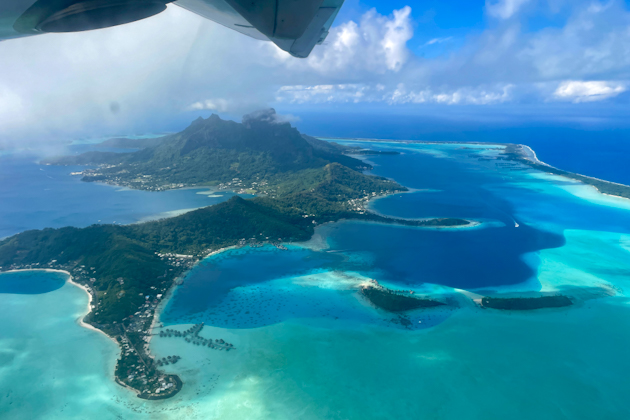 Blick auf Bora Bora mit seiner Lagune beim Anflug, Französisch Polynesien