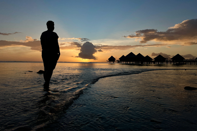 Wasserbungalows im Sonnenuntergang auf Tahiti