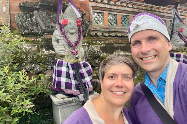 Im Water Palace von Ubud tragen wir traditionelle Kleidung