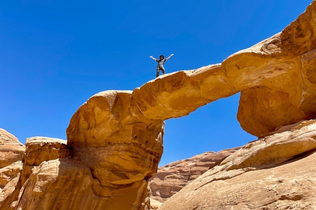Eine der legendären Felsenbrücken in Wadi Rum, Jordanien