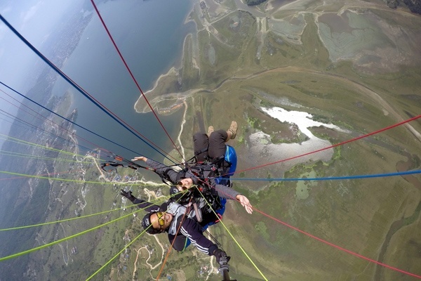 Julia beim Paragliding vom Sarangkot in der Nähe von Pokhara, Nepal