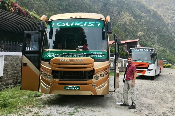 Mark vor dem Bus, der uns nach Kathmandu zurückbringt