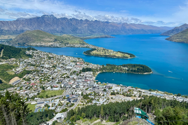 Blick auf Queenstown von der Bergstation der Seilbahn, Neuseeland 