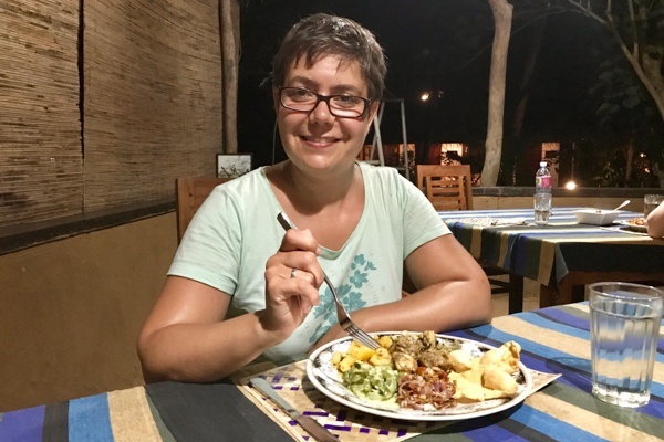 Julia mit dem selbst zubereiteten typischen Essen