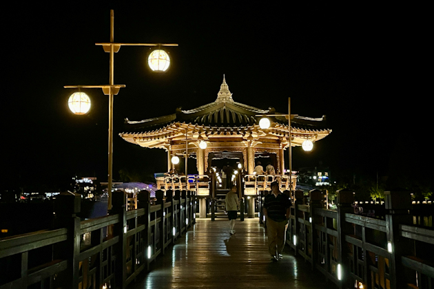 Abends beleuchtete Wolyeonggyo Brücke in Andong, Südkorea