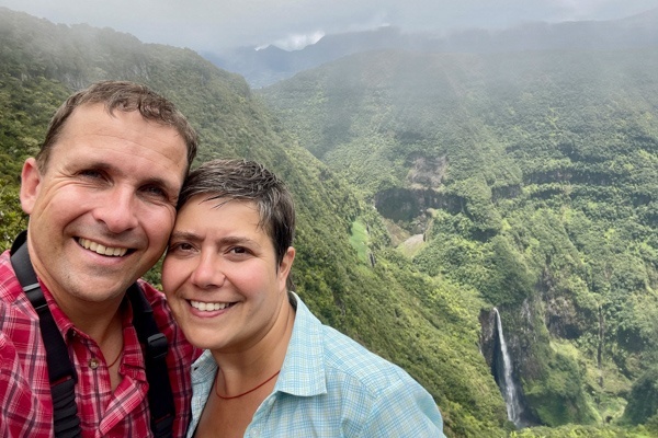 Julia und Mark vor dem Wasserfall in der Höllenschlucht Tour de Fer auf Reunion