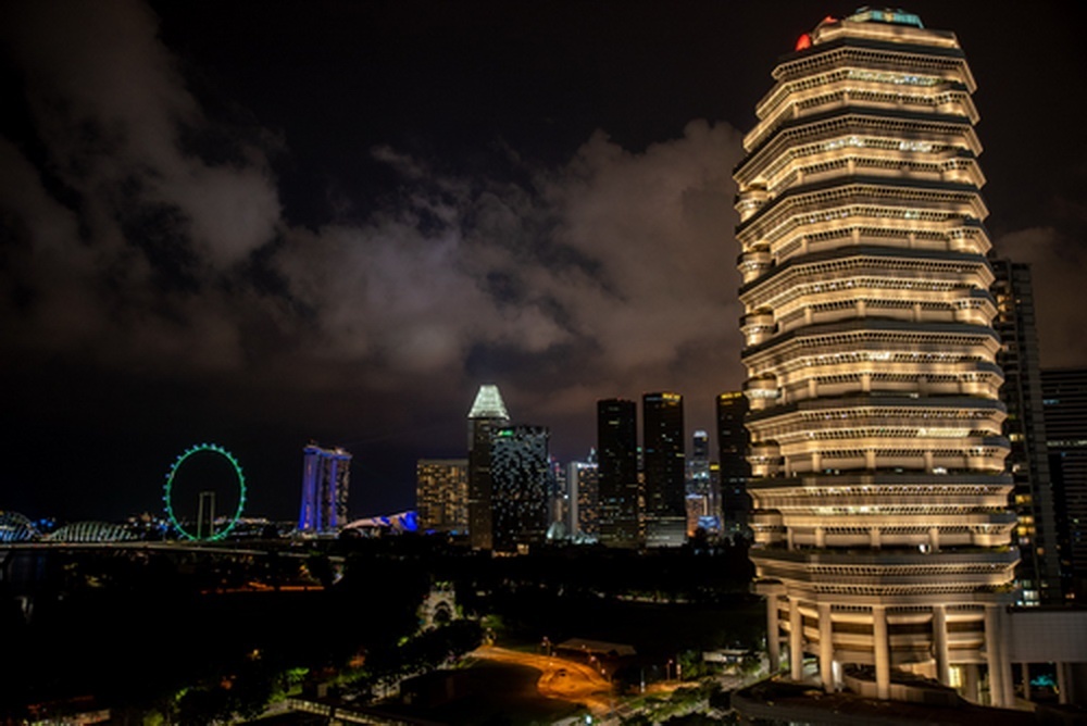Blick von der Dachterrasse unseres Hotels auf die Skyline von Singapur bei Nacht.