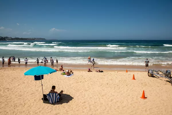 Am Bondi Beach herrscht reeges Treiben, auch wenn die starken Wellen ein Baden verhindern