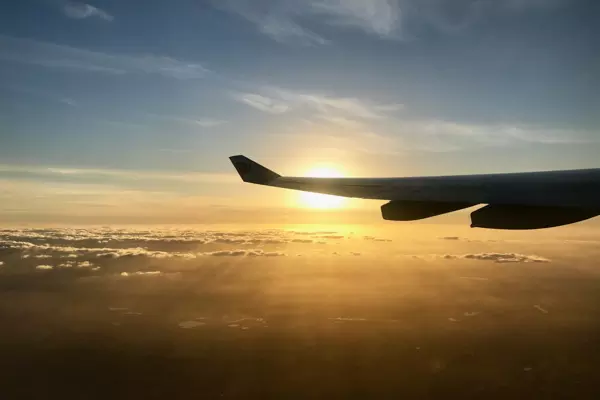 Blick aus dem Flugzeug in den Sonnenuntergang