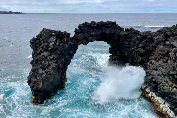 Steinbrücke am Rande der Fajã da Ribeira da Areia auf Sao Jorge, Azoren