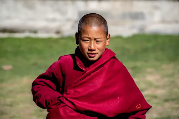 Junger Mönch im Kloster im Gangtey Tal, Bhutan