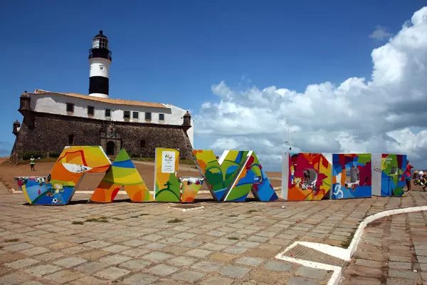 Salvador-Schriftzug vor dem Fort Santa Maria