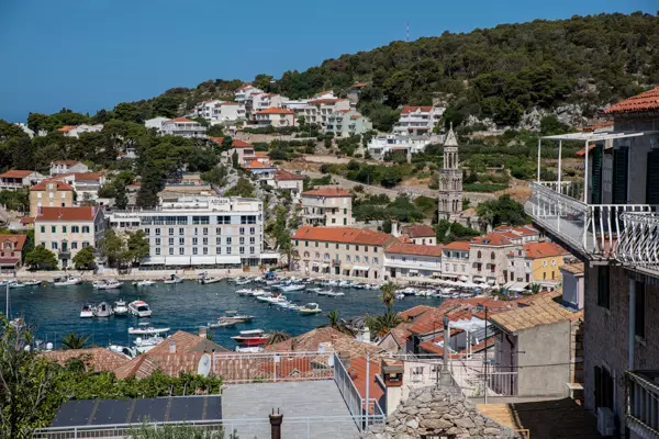 Blick auf das Zentrum und den Hafen von Hvar, Kroatien