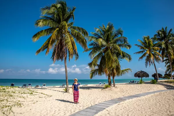 Julia am Strand von Cayo Levisa im Westen Kubas