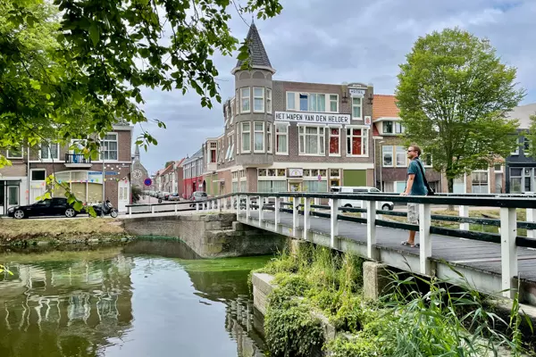Mark auf einer Brücke in Den Helder