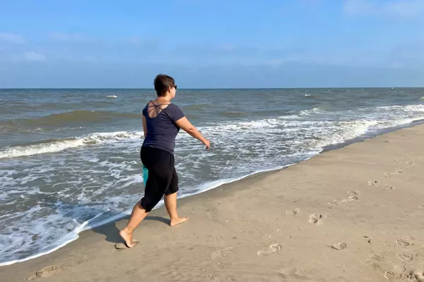 Julia beim Strandspaziergang in Nordholland