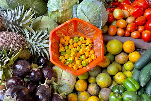 Typisches Obst und Gemüse auf einem Markt in Tansania