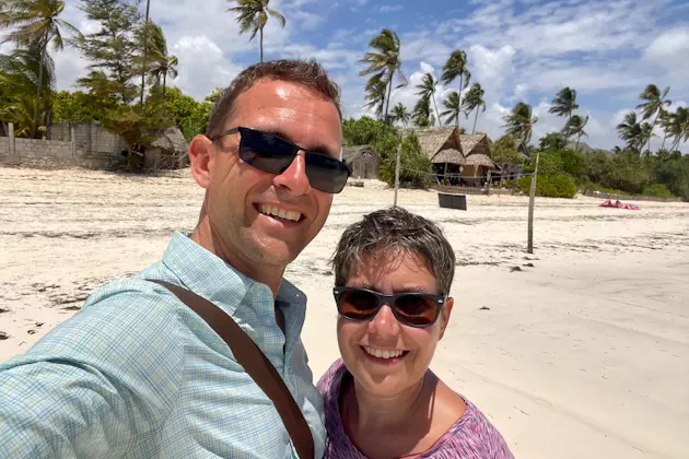 Strandspaziergang in Matemwe, an der Ostküste Sansibars, Tansania