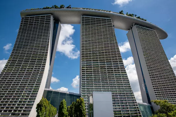 Blick von der Rückseite auf das Hotel Marina Bay Sands in Singapur