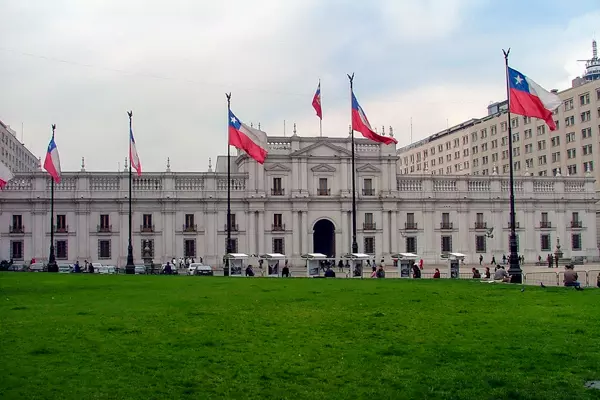 Eine weltgewandte Stadt vollgepackt mit Kultur & Geschichte, bunten, abwechslungsreichen Vierteln und einem prachtvollem Regierungssitz, dem Palacio de La Moneda, Santiago de Chile