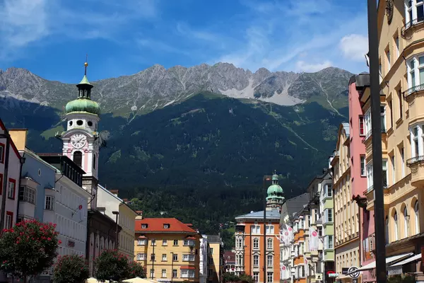 Innsbruck ist für seine Bauwerke aus der Kaiserzeit bekannt. Zudem ist das Alpenpanorama ein Traum, Österreich 