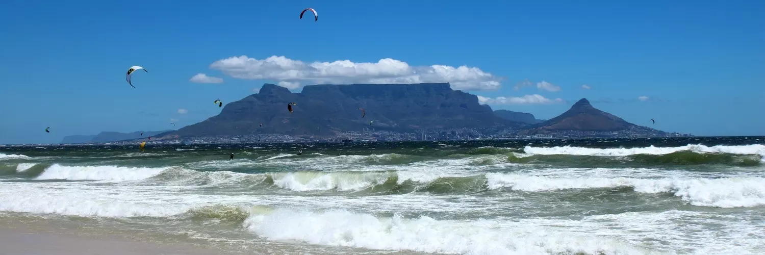 Sandstrände von Blouberg mit Blick auf den Tafelberg, ideal zu Kitesurfen, Kapstadt, Südafrika