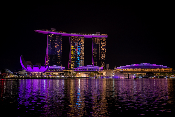 Blick aufs Marina bay Sands bei Nacht, Singapur
