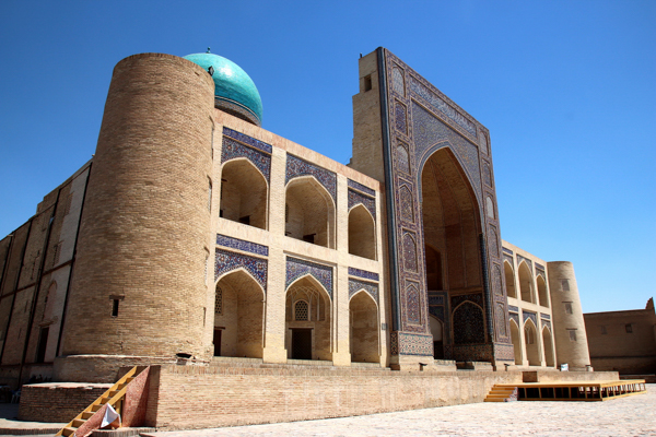 Die Medrese Mir-e-Arab in Buchara wird wieder als muslimisch-geistliche Lehranstalt genutzt, Usbekistan