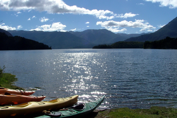 Bariloche und das Seengebiet laden unter anderem zu idyllischen Kanutouren ein, Argentinien