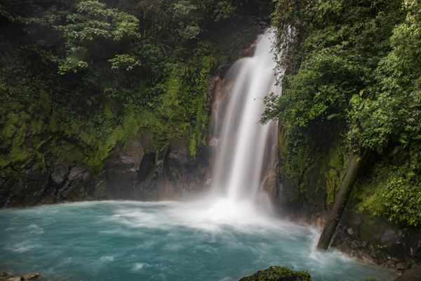 Wasserfall am Rio Celeste im Tenorio Volcano Nationalpark, Costa Rica