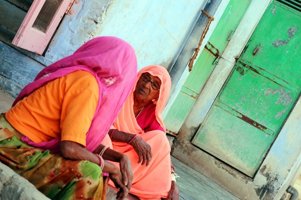 Bewohnerinnen des kleinen, hostorischen Dorfes Tordi Sagar, Indien