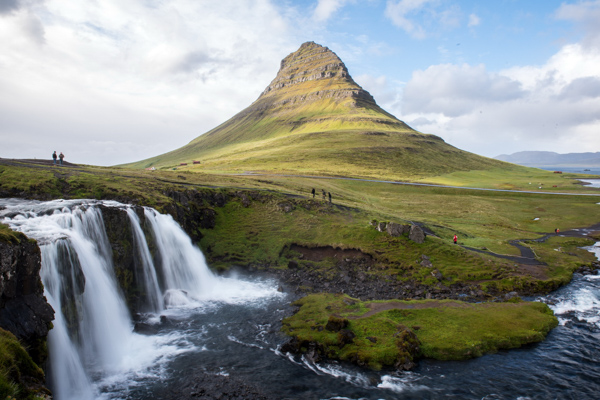 Der Wasserfall Kirkjufellsfoss mit Berg Kirkjufell auf der Halbinsel Snæfellsnes, Island