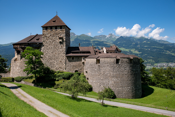 Das malerische Schloss Vaduz in der liechtensteinischen Hauptstadt ist auch unter dem Namen „Hohenliechtenstein“ bekannt