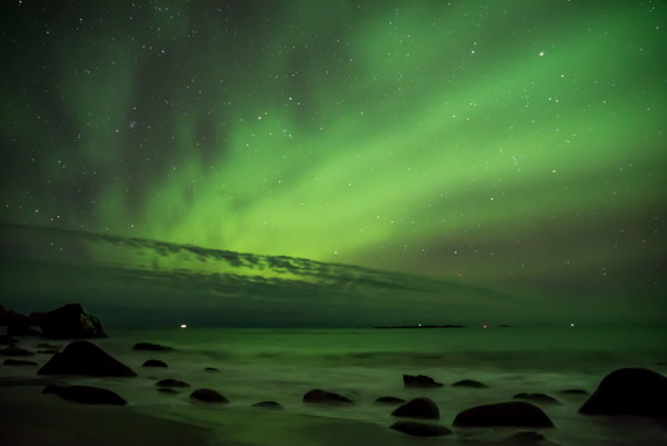 Nordlichter an einem Strand auf den Lofoten, Norwegen