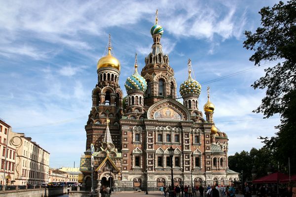 Die Auferstehungskirche ist nur eine Sehenswürdigkeit im malerischen Sankt Petersburg, Russland