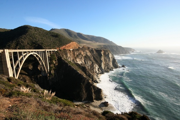 Die Bixby Bridge und zahlreiche State Parks mit einer beeindruckenden Fauna und Flora liegen am Big Sur, Kalifornien, USA