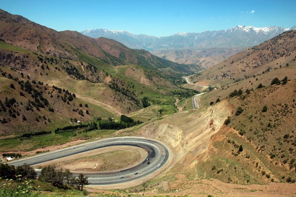 Fahrt durchs Ferghanatal nach Ferghana im Osten von Usbekistan