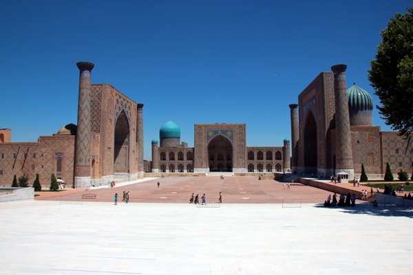 Der Registanplatz eingerahmt von drei beeindruckenden Medresen = Schulen in der steinernen Stadt Samarkand, Usbekistan