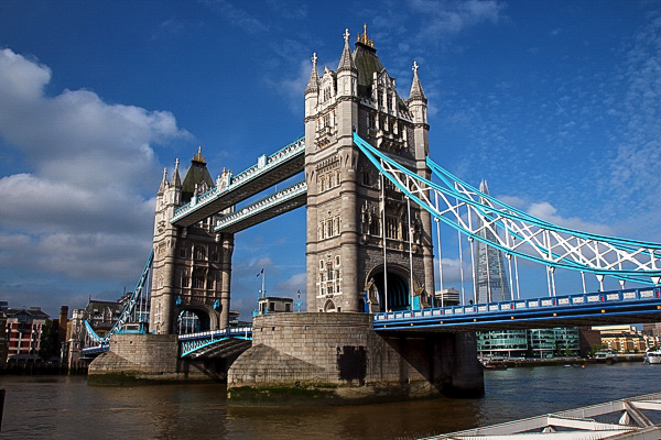 Die Tower Bridge ist eine der berühmtesten Brücken der Welt und besticht durch ihren viktorianischen Stil, London, Großbritannien