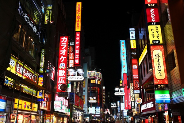 Shibuya Crossing, das weltbekannte Wahrzeichen von Tokio, Japan