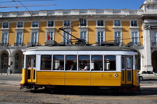 Die alte Straßenbahn „Carros eléctricos de Lisboa“ ist legendär und zählt zu den Wahrzeichen, Lissabon, Portugal