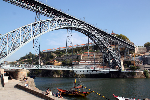 Die Brücke Dom Luís, erbaut von einem Schüler Gustave Eiffels, ist das Wahrzeichen von Porto, Portugal