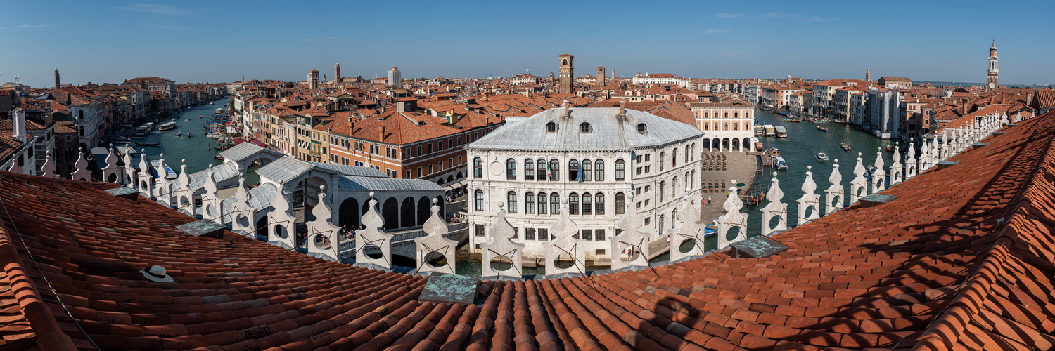 Blick über die Dächer von Venedig vom Fondaco dei Tedeschi auf unserer Reise durch Italien