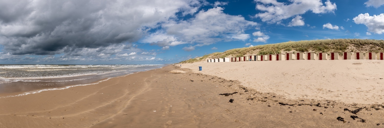 Leerer Sandstrand an der Westküste von Nordholland, Niederland